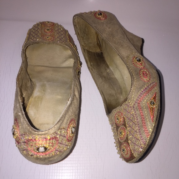 Faux suede closed toe jeweled wedges - Picture 4 of 8